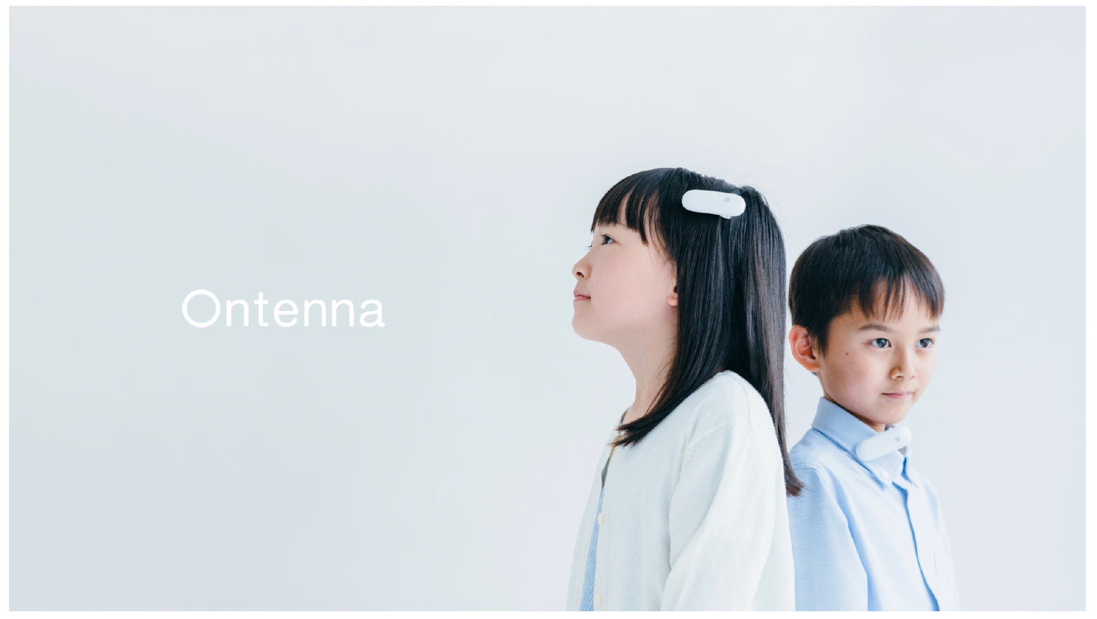 音をからだで感じるユーザインタフェース「Ontenna」．画中心人物の頭部，右人物の襟元に装着されているのがOntennaの本体．